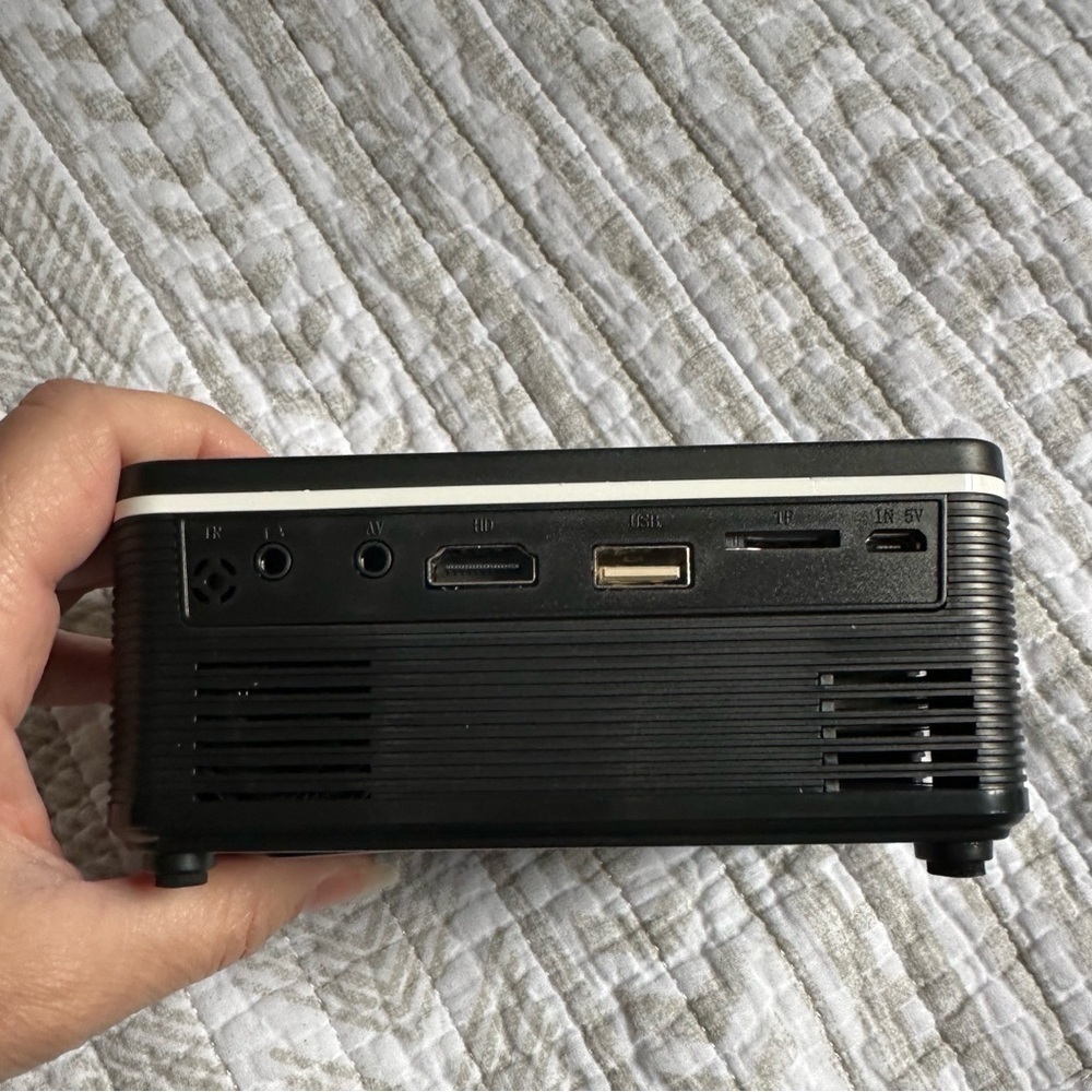 Mini portable LED/LCD projector 1080 P Brand new in box with everything - Picture 7 of 16